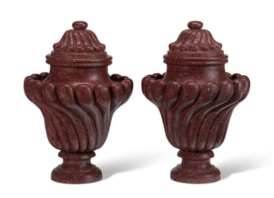 A PAIR OF ITALIAN PORPHYRY VASES AND COVERS - Foto 2