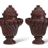A PAIR OF ITALIAN PORPHYRY VASES AND COVERS - фото 2