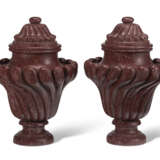 A PAIR OF ITALIAN PORPHYRY VASES AND COVERS - Foto 3
