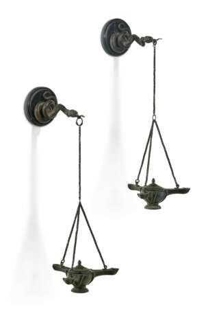 A PAIR OF ITALIAN PATINATED BRONZE HANGING OIL LANTERNS - фото 2
