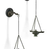 A PAIR OF ITALIAN PATINATED BRONZE HANGING OIL LANTERNS - Foto 2