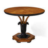 AN AUSTRIAN FRUITWOOD AND EBONIZED CENTER TABLE - Foto 1