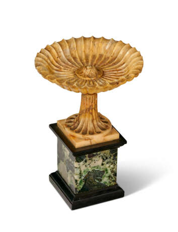 A GROUP OF FIVE ITALIAN MARBLE TABLE ARTICLES - photo 4