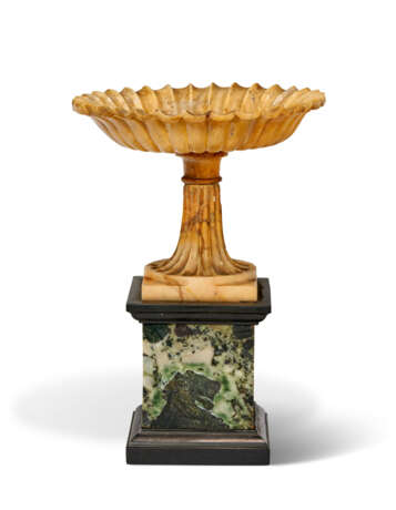 A GROUP OF FIVE ITALIAN MARBLE TABLE ARTICLES - фото 14