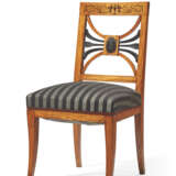 A PAIR OF AUSTRIAN INLAID FRUITWOOD AND EBONIZED SIDE CHAIRS - Foto 5
