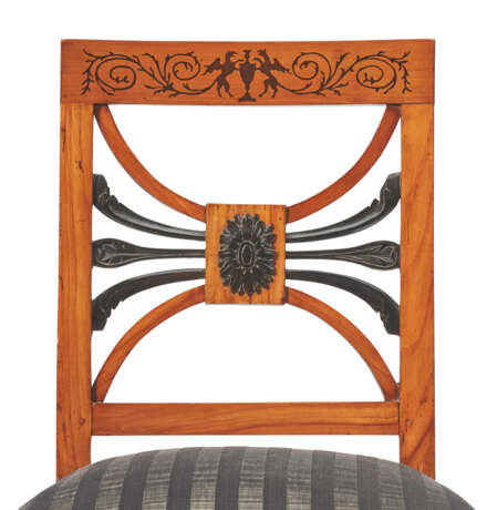 A PAIR OF AUSTRIAN INLAID FRUITWOOD AND EBONIZED SIDE CHAIRS - Foto 6