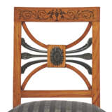 A PAIR OF AUSTRIAN INLAID FRUITWOOD AND EBONIZED SIDE CHAIRS - Foto 6