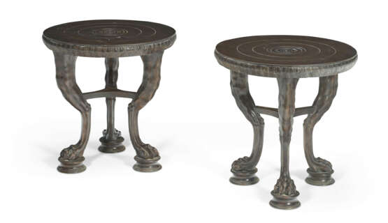 A PAIR OF ITALIAN PATINATED BRONZE LOW TABLES - Foto 1