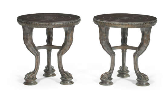 A PAIR OF ITALIAN PATINATED BRONZE LOW TABLES - Foto 2