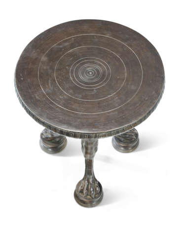 A PAIR OF ITALIAN PATINATED BRONZE LOW TABLES - фото 3