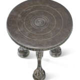 A PAIR OF ITALIAN PATINATED BRONZE LOW TABLES - фото 3