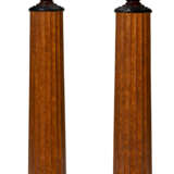 A PAIR OF ETRUSCAN STYLE TERRACOTTA URNS ON FLUTED TOLE PEDESTALS - Foto 1