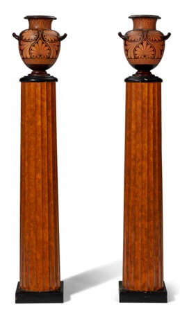 A PAIR OF ETRUSCAN STYLE TERRACOTTA URNS ON FLUTED TOLE PEDESTALS - Foto 2