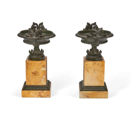 A PAIR OF ITALIAN BRONZE AND GIALLO ANTICO MARBLE TAZZE - Foto 2