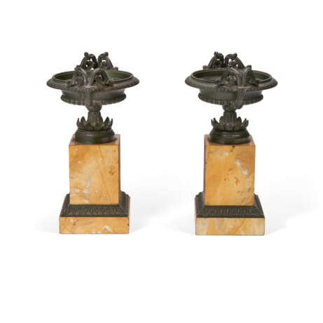 A PAIR OF ITALIAN BRONZE AND GIALLO ANTICO MARBLE TAZZE - Foto 4