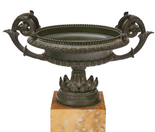 A PAIR OF ITALIAN BRONZE AND GIALLO ANTICO MARBLE TAZZE - photo 5