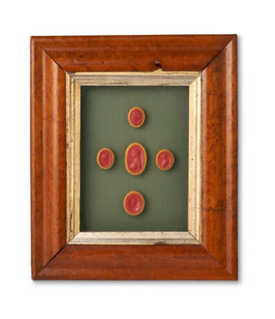 A GROUP OF THIRTEEN FRAMED SETS OF INTAGLIO SEALS AND MOLDS - фото 2