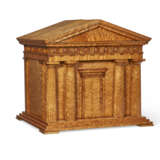 A GEORGE IV BIRD'S EYE MAPLE MEDAL CABINET IN THE FORM OF A GREEK TEMPLE - Foto 1