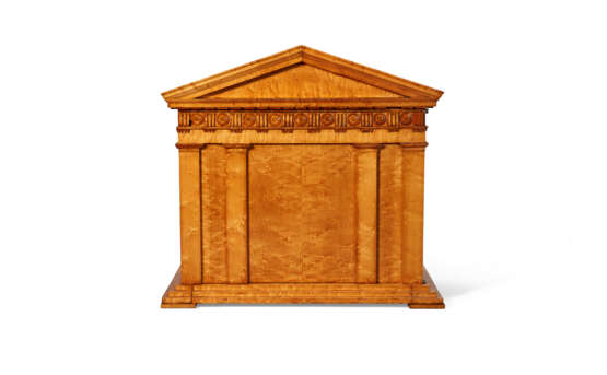 A GEORGE IV BIRD'S EYE MAPLE MEDAL CABINET IN THE FORM OF A GREEK TEMPLE - Foto 2