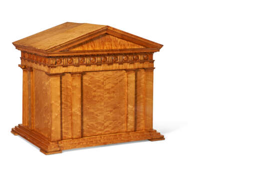 A GEORGE IV BIRD'S EYE MAPLE MEDAL CABINET IN THE FORM OF A GREEK TEMPLE - Foto 3
