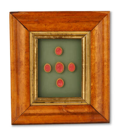 A GROUP OF THIRTEEN FRAMED SETS OF INTAGLIO SEALS AND MOLDS - фото 12
