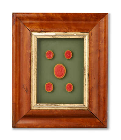 A GROUP OF THIRTEEN FRAMED SETS OF INTAGLIO SEALS AND MOLDS - фото 16