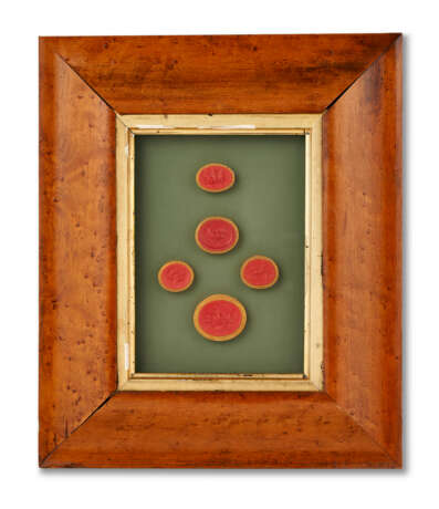 A GROUP OF THIRTEEN FRAMED SETS OF INTAGLIO SEALS AND MOLDS - фото 20
