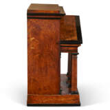 A GERMAN EBONY AND BURL-ELM WATCH STAND IN THE FORM OF A ROMAN TEMPLE - Foto 3