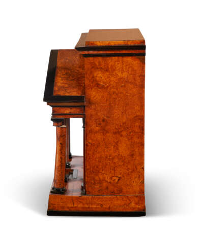 A GERMAN EBONY AND BURL-ELM WATCH STAND IN THE FORM OF A ROMAN TEMPLE - Foto 5