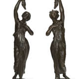 A LARGE PAIR OF FRENCH PATINATED BRONZE FIGURAL TORCHERES - Foto 1