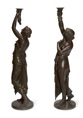 A LARGE PAIR OF FRENCH PATINATED BRONZE FIGURAL TORCHERES - Foto 3