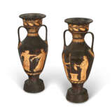 A PAIR OF CAST-IRON TWIN-HANDLED VASES - Foto 7