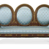 A LARGE FRENCH PARCEL-GILT AND MAHOGANY SOFA - Foto 2