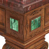 A FRENCH MALACHITE-INSET CARVED WALNUT CONSOLE TABLE - Foto 3