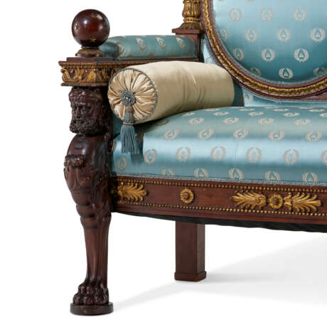 A LARGE FRENCH PARCEL-GILT AND MAHOGANY SOFA - Foto 3