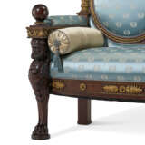 A LARGE FRENCH PARCEL-GILT AND MAHOGANY SOFA - Foto 3