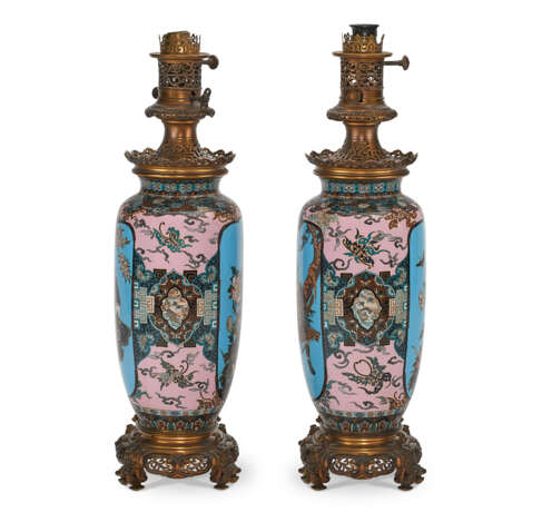 A PAIR FRENCH OF GILT-METAL MOUNTED CLOISONNE ENAMEL LAMPS - Foto 2