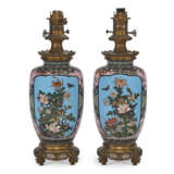 A PAIR FRENCH OF GILT-METAL MOUNTED CLOISONNE ENAMEL LAMPS - Foto 3
