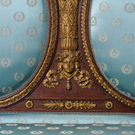 A LARGE FRENCH PARCEL-GILT AND MAHOGANY SOFA - Foto 4