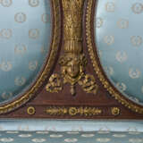 A LARGE FRENCH PARCEL-GILT AND MAHOGANY SOFA - Foto 4
