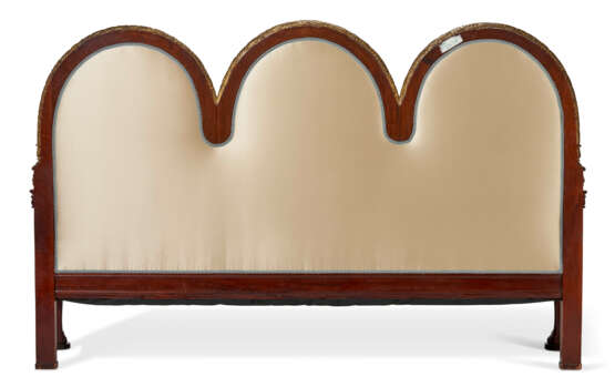 A LARGE FRENCH PARCEL-GILT AND MAHOGANY SOFA - Foto 6