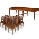 A FRENCH ORMOLU-MOUNTED MAHOGANY AND AMBOYNA DINING TABLE AND CHAIRS - Foto 1