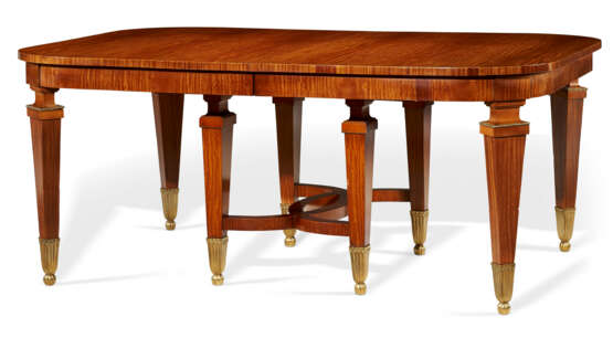 A FRENCH ORMOLU-MOUNTED MAHOGANY AND AMBOYNA DINING TABLE AND CHAIRS - Foto 2