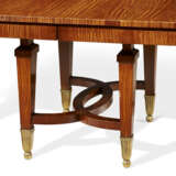 A FRENCH ORMOLU-MOUNTED MAHOGANY AND AMBOYNA DINING TABLE AND CHAIRS - Foto 5