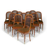 A FRENCH ORMOLU-MOUNTED MAHOGANY AND AMBOYNA DINING TABLE AND CHAIRS - Foto 6