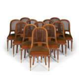A FRENCH ORMOLU-MOUNTED MAHOGANY AND AMBOYNA DINING TABLE AND CHAIRS - Foto 7