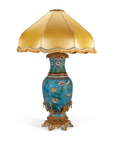A LARGE FRENCH ORMOLU-MOUNTED CLOISONNE ENAMEL TABLE LAMP - Foto 1