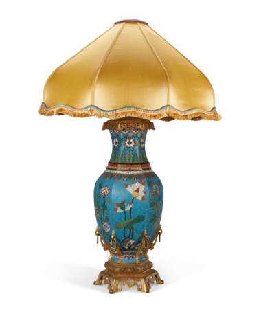 A LARGE FRENCH ORMOLU-MOUNTED CLOISONNE ENAMEL TABLE LAMP - Foto 2