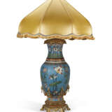 A LARGE FRENCH ORMOLU-MOUNTED CLOISONNE ENAMEL TABLE LAMP - фото 2