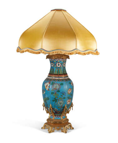 A LARGE FRENCH ORMOLU-MOUNTED CLOISONNE ENAMEL TABLE LAMP - фото 3